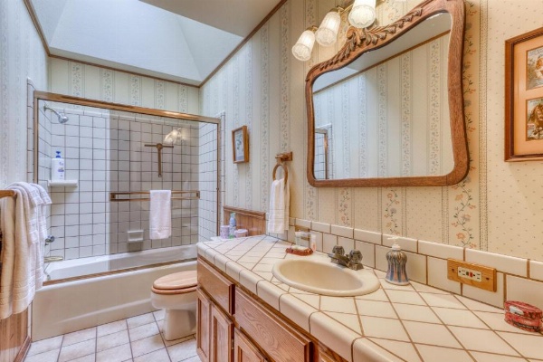 Upscale Exclusive image 17