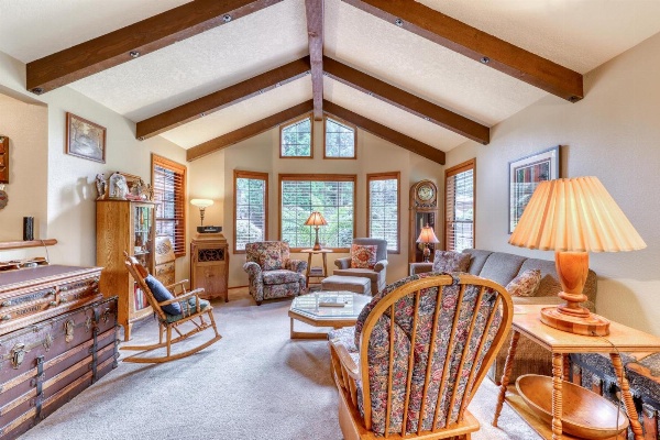 Upscale Exclusive Main image